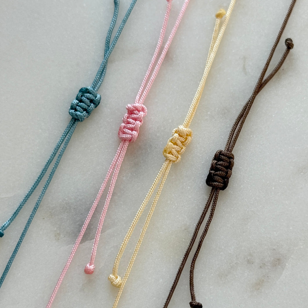 Zartes Armbändchen - handgeknüpft und größenverstellbar