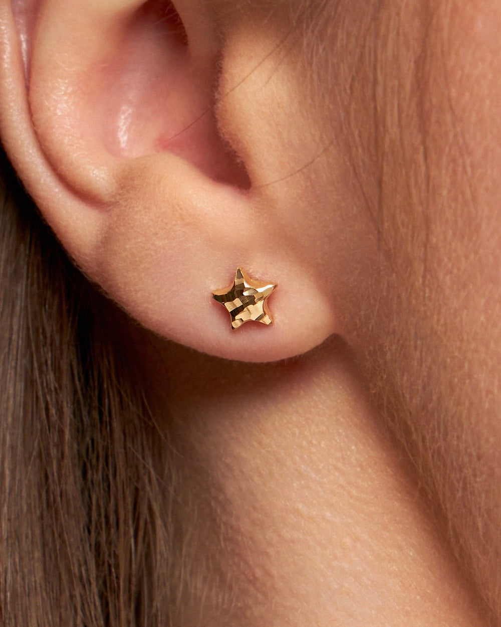 Stella Stern Ohrstecker aus 18 Karat Gold 750 mit gehämmerter Oberfläche